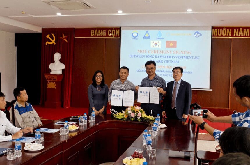 Indoenesia dewatering.From right to left: Mr. Park Seok-hoon (Director of KECO Water Treatment Division), Mr. Hong Sang-heon (General Director of ARK), Mr. Dinh Xuan Thanh (General Director of NSPN), Ms. Nguyen Duy Thanh (Deputy Director of NSPN)