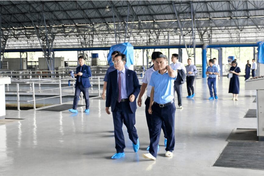 Park Seok-hoon visits Song Da water supply plant